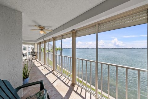 Condo in Gulfport, Florida, 2 bedrooms  № 2383706 - photo 9