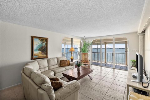 Condo in Gulfport, Florida, 2 bedrooms  № 2383706 - photo 16