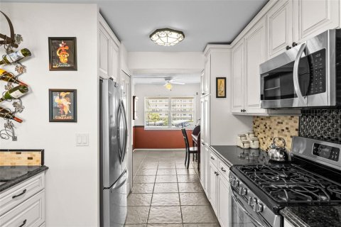 Condo in Gulfport, Florida, 2 bedrooms  № 2383706 - photo 22