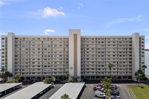 Condo in Gulfport, Florida, 2 bedrooms  № 2383706 - photo 7