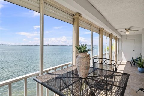 Condo in Gulfport, Florida, 2 bedrooms  № 2383706 - photo 10
