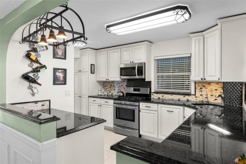 Condo in Gulfport, Florida, 2 bedrooms  № 2383706 - photo 19
