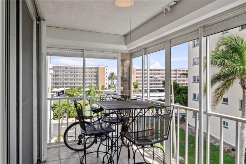 Condo in Gulfport, Florida, 2 bedrooms  № 2383706 - photo 11