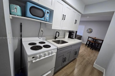 Снять в аренду виллу или дом в Майами, Флорида 2 спальни, 69.68м2, № 1986268 - фото 1