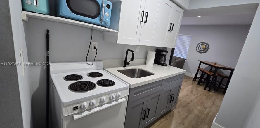 Дом в Майами, Флорида 2 спальни, 69.68м2 № 1986268