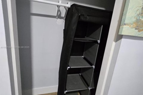 Снять в аренду виллу или дом в Майами, Флорида 2 спальни, 69.68м2, № 1986268 - фото 2