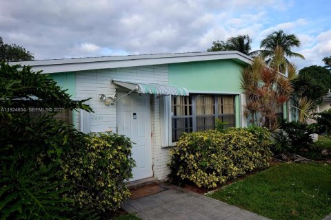 House in Miramar, Florida 2 bedrooms, 81.66 sq.m. № 1986425 - photo 1