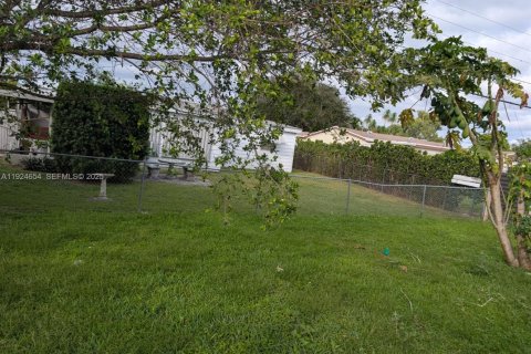 House in Miramar, Florida 2 bedrooms, 81.66 sq.m. № 1986425 - photo 12