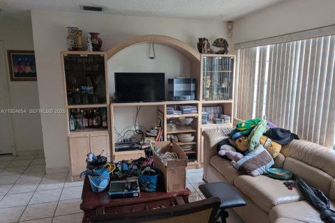 House in Miramar, Florida 2 bedrooms, 81.66 sq.m. № 1986425 - photo 7