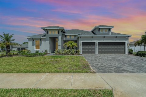 House in Merrit Island, Florida 4 bedrooms, 225.38 sq.m. № 1844330 - photo 1