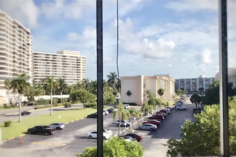 Condominio en venta en Hallandale Beach, Florida, 2 dormitorios, 85.84 m2 № 2003778 - foto 10