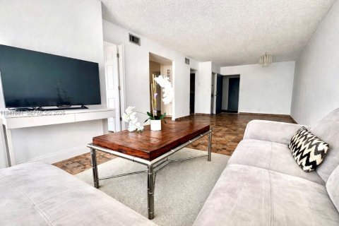 Condominio en venta en Hallandale Beach, Florida, 2 dormitorios, 85.84 m2 № 2003778 - foto 2