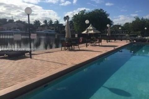 Condominio en venta en Hallandale Beach, Florida, 2 dormitorios, 85.84 m2 № 2003778 - foto 9