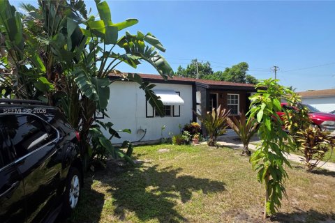 Casa en Miami Gardens, Florida 4 dormitorios, 157.84 m2 № 2365248