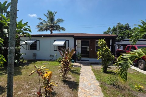 Casa en venta en Miami Gardens, Florida, 4 dormitorios, 157.84 m2 № 2365248 - foto 2