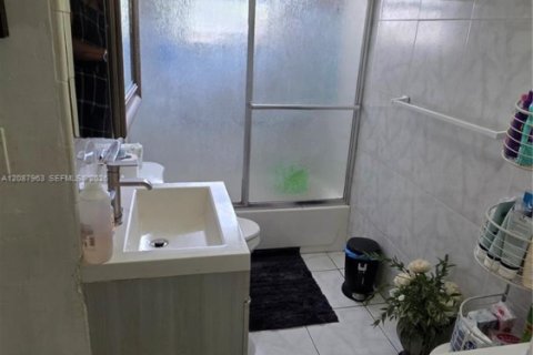 Casa en venta en Miami Gardens, Florida, 4 dormitorios, 157.84 m2 № 2365248 - foto 13
