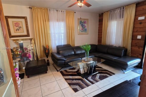 Casa en venta en Miami Gardens, Florida, 4 dormitorios, 157.84 m2 № 2365248 - foto 4