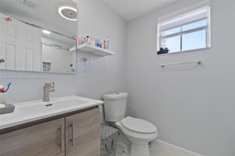 House in Miami, Florida 4 bedrooms, 158.12 sq.m. № 1857575 - photo 26