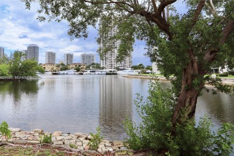 Кондоминиум с 1 спальней в Авентура, Флорида № 2037783