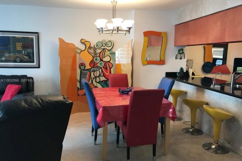 Condo in Miami, Florida, 1 bedroom № 2008870 - photo 5