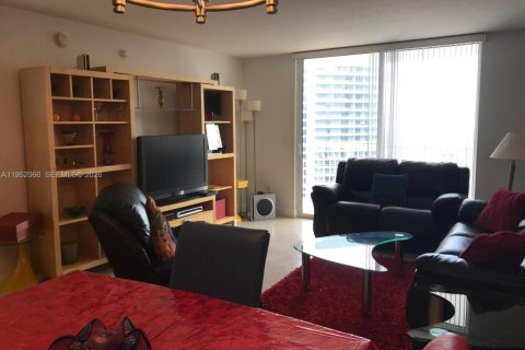 Condo in Miami, Florida, 1 bedroom № 2008870 - photo 4