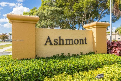 Condominio en venta en Tamarac, Florida, 2 dormitorios, 93.83 m2 № 2152681 - foto 1