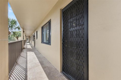 Condominio en venta en Tamarac, Florida, 2 dormitorios, 93.83 m2 № 2152681 - foto 4