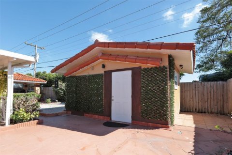 House in Miami, Florida 4 bedrooms, 140.93 sq.m. № 2081430 - photo 21