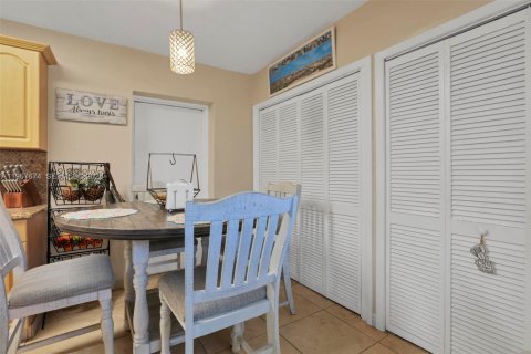 House in Miami, Florida 4 bedrooms, 140.93 sq.m. № 2081430 - photo 16