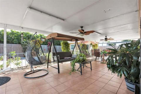 House in Miami, Florida 4 bedrooms, 140.93 sq.m. № 2081430 - photo 18