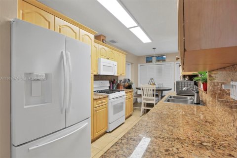 House in Miami, Florida 4 bedrooms, 140.93 sq.m. № 2081430 - photo 14