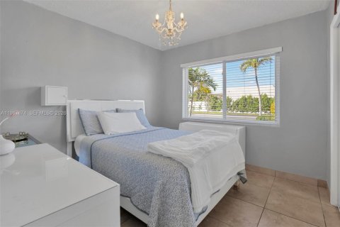 House in Miami, Florida 4 bedrooms, 140.93 sq.m. № 2081430 - photo 5