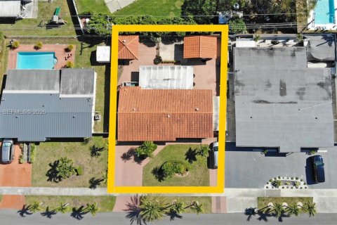 House in Miami, Florida 4 bedrooms, 140.93 sq.m. № 2081430 - photo 24