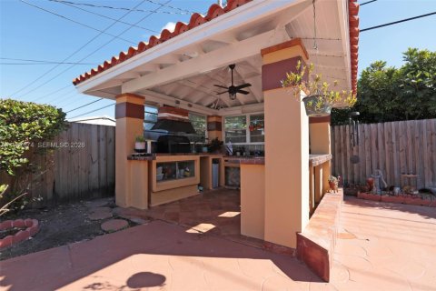 House in Miami, Florida 4 bedrooms, 140.93 sq.m. № 2081430 - photo 19