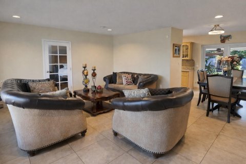 House in Miami, Florida 4 bedrooms, 140.93 sq.m. № 2081430 - photo 3