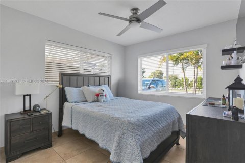 House in Miami, Florida 4 bedrooms, 140.93 sq.m. № 2081430 - photo 10