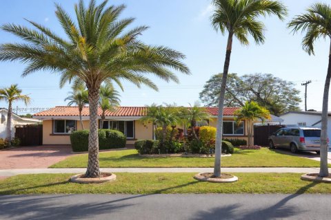 House in Miami, Florida 4 bedrooms, 140.93 sq.m. № 2081430 - photo 2