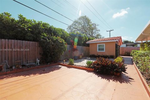 House in Miami, Florida 4 bedrooms, 140.93 sq.m. № 2081430 - photo 20