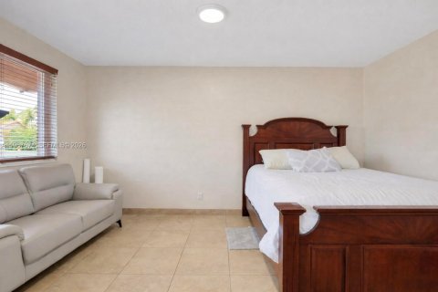 House in Miami, Florida 4 bedrooms, 140.93 sq.m. № 2081430 - photo 13