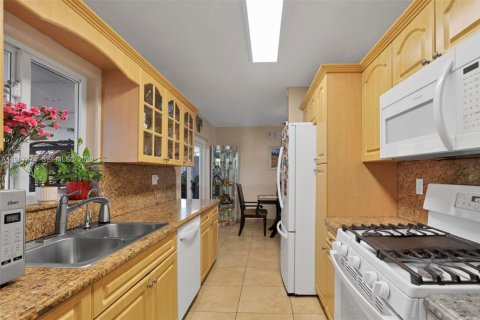 House in Miami, Florida 4 bedrooms, 140.93 sq.m. № 2081430 - photo 15