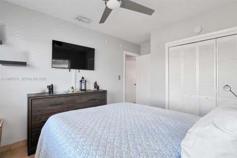 House in Miami, Florida 4 bedrooms, 140.93 sq.m. № 2081430 - photo 9
