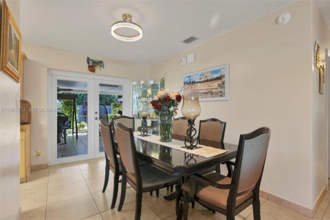 House in Miami, Florida 4 bedrooms, 140.93 sq.m. № 2081430 - photo 4
