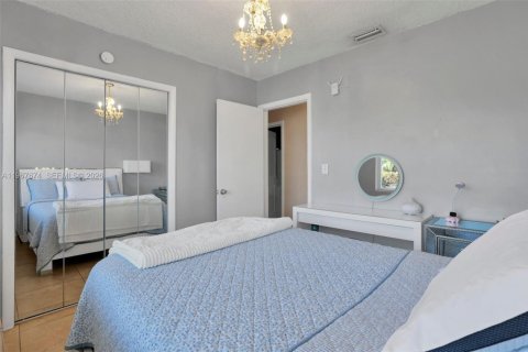 House in Miami, Florida 4 bedrooms, 140.93 sq.m. № 2081430 - photo 6