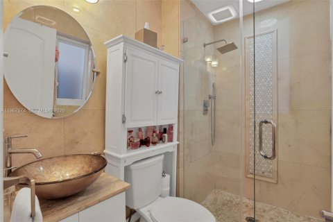 House in Miami, Florida 4 bedrooms, 140.93 sq.m. № 2081430 - photo 12