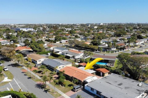 House in Miami, Florida 4 bedrooms, 140.93 sq.m. № 2081430 - photo 25
