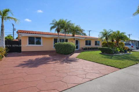 House in Miami, Florida 4 bedrooms, 140.93 sq.m. № 2081430