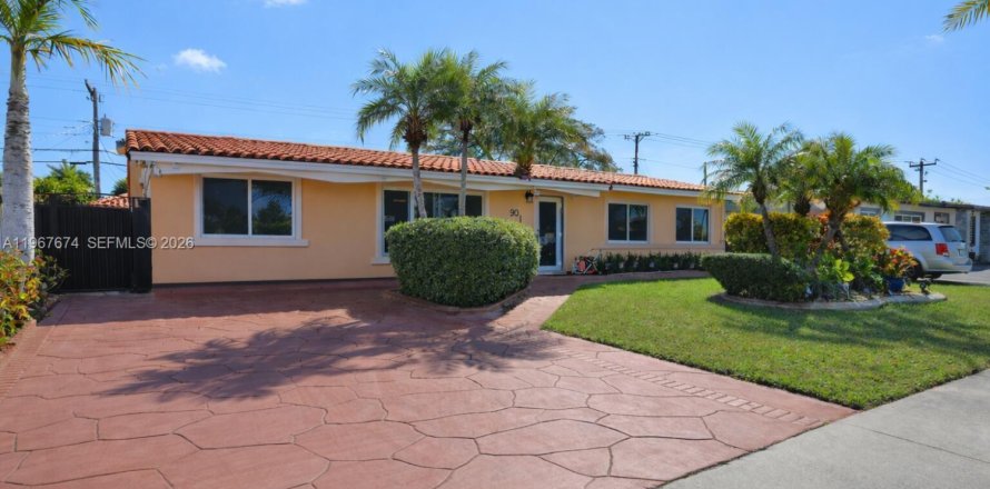 House in Miami, Florida 4 bedrooms, 140.93 sq.m. № 2081430