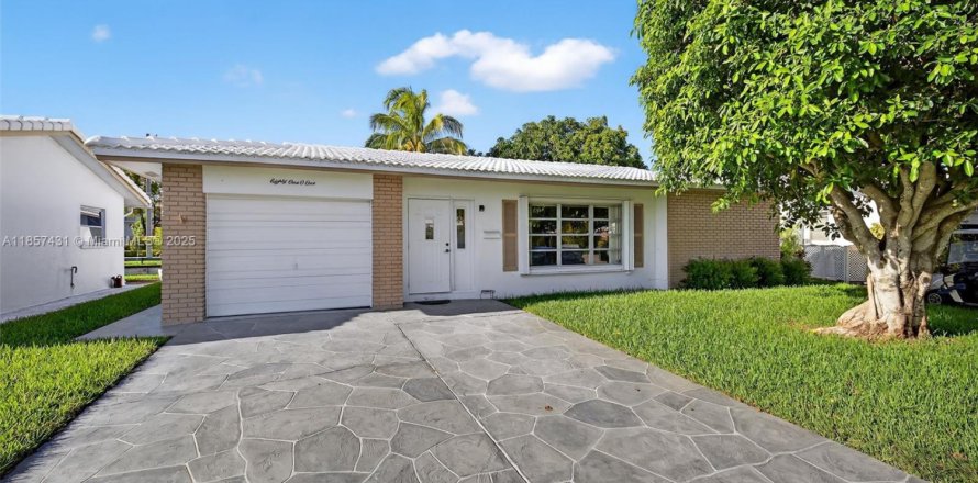House in Tamarac, Florida 2 bedrooms, 120.03 sq.m. № 1882305