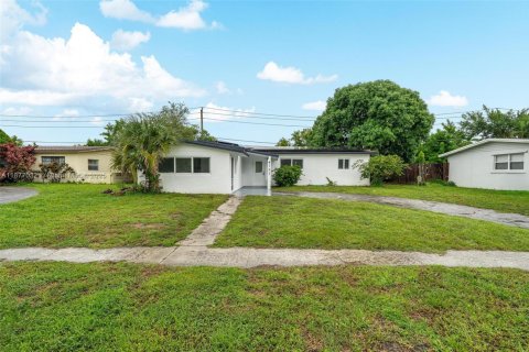 House in Lauderhill, Florida 3 bedrooms, 125.33 sq.m. № 1921638 - photo 5
