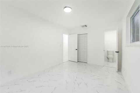 House in Lauderhill, Florida 3 bedrooms, 125.33 sq.m. № 1921638 - photo 11